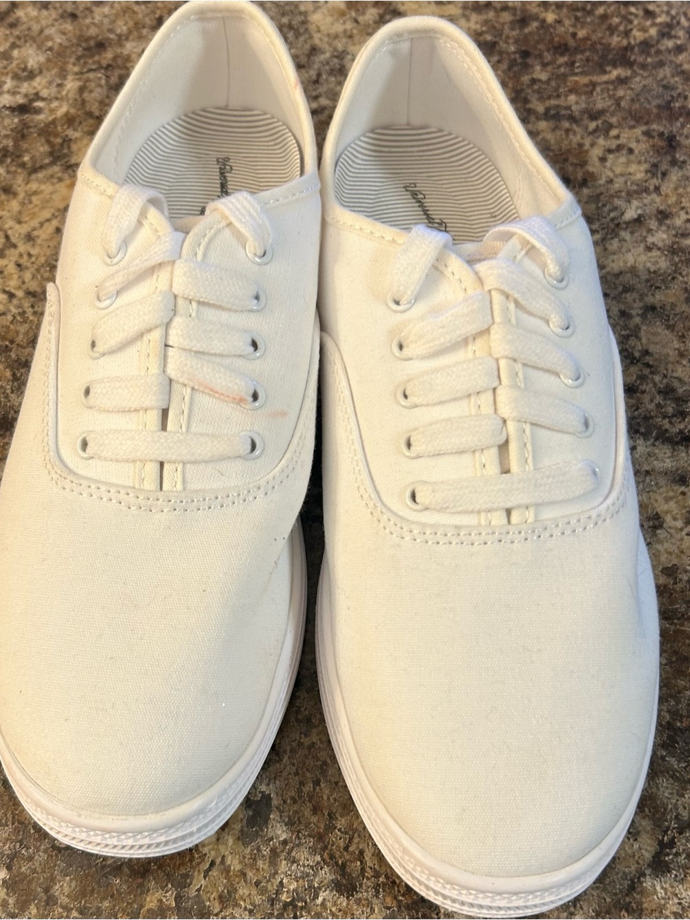 Universal Thread Women’s Lunes Lace Up Canvas ShoesSize 8
New but FLAWED